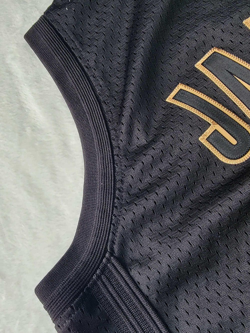 RARE ! Adidas CAVS Lebron JAMES #23 Black Gold Jersey - Picture 10 of 16